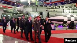 朝鲜领导人金正恩与俄罗斯国防部长绍伊古参观朝鲜武器展览。（2023年7月27日）