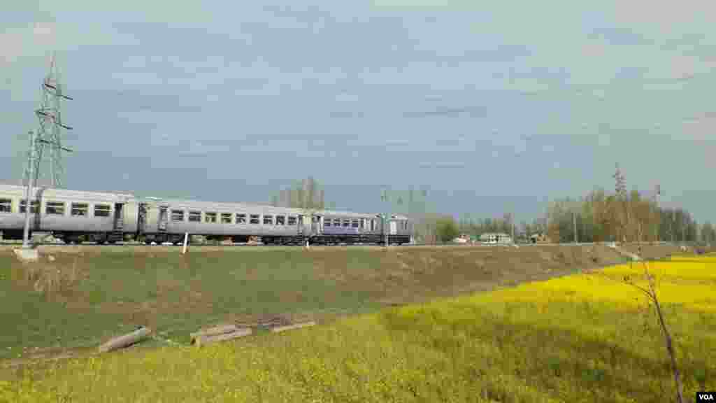 A train is seen in south Kashmir, heading towards Baramulla in Kashmir. (Bilal Hussain/VOA)