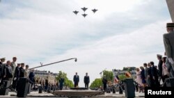 Avionët luftarakë kalojnë mbi qiejt e Parisit ndërsa presidenti Biden dhe presidenti Macron bëjnë homazhe tek Varri i Ushtarit të Panjohur (8 qershor 2024)