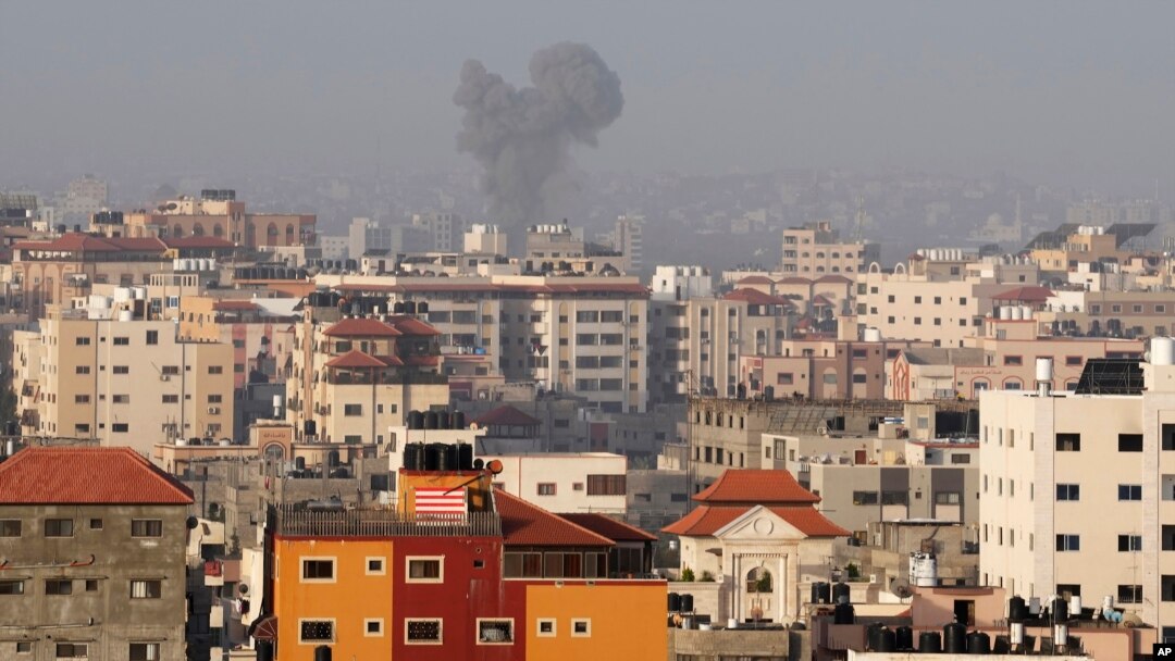 Asap mengepul setelah serangan udara Israel di sebuah kamp militer Hamas di Kota Gaza, Rabu, 5 April 2023. (AP/Adel Hana)