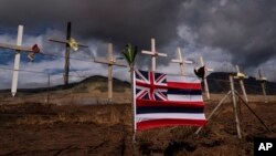 Drapo Hawaii ap flote nan lone viktim gwo dife ki ravaje vil istorik Lahaina, 21 Out, 2023. 