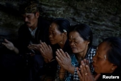 Umat Hindu Tengger berdoa saat Mendhak Tirta, menjelang festival Yadna Kasada di Taman Nasional Bromo Tengger Semeru, Pasuruan, Jawa Timur, 19 Juni 2024. (REUTERS/Willy Kurniawan)
