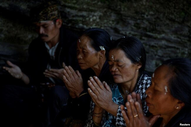 Umat Hindu Tengger berdoa saat Mendhak Tirta, menjelang festival Yadna Kasada di Taman Nasional Bromo Tengger Semeru, Pasuruan, Jawa Timur, 19 Juni 2024. (REUTERS/Willy Kurniawan)