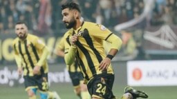 İstanbulspor Kulübü Başkanı Ecmel Faik Sarıalioğlu, maçın 74'üncü dakikasında, hakem Ali Şansalan'ın İstanbulspor aleyhine verdiği karar nedeniyle takımını sahadan çekti.