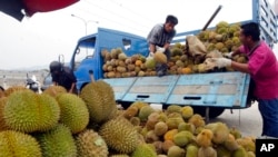 FILE - Durians are unloaded from a truck at a bazaar in Kajang on the outskirts of Kuala Lumpur, Malaysia, April 13, 2011. China and Malaysia signed a slew of trade deals June 19, 2024.