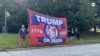 Dos simpatizantes del expresidente Donald Trump protestan con una bandera donde se lee "Trump o muerte" en inglés, frente a la cárcel del condado de Fulton, en Atlanta, Georgia, el 24 de agosto de 2023.