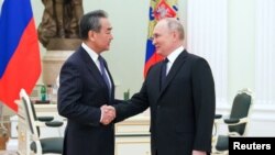 Presiden Rusia Vladimir Putin menerima diplomat tinggi China Wang Yi di Moskow hari Rabu (22/2). 