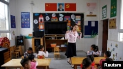 资料照片：在中国四川省的一个村庄里，一位幼儿园老师在孩子们上课。（2020年9月10日）