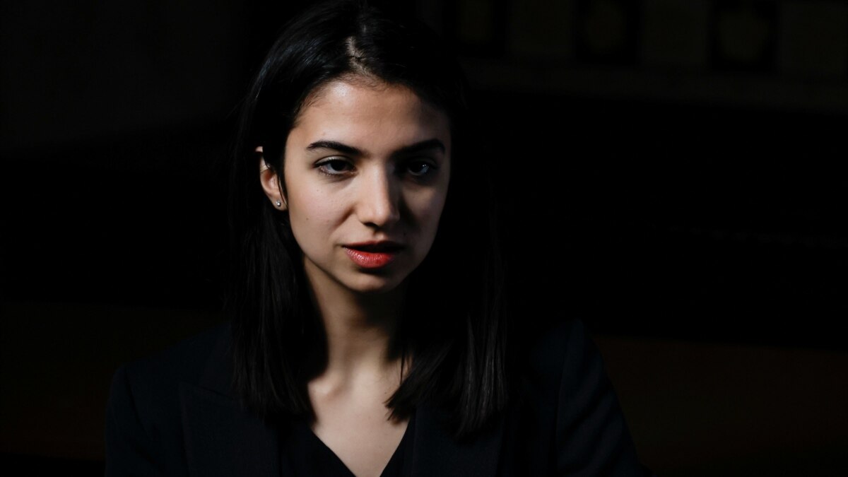 Exiled Iranian chess player says not herself with hijab