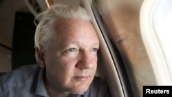 Pendiri WikiLeaks Julian Assange melihat ke luar jendela pesawat saat ia mendekati bandara Bangkok untuk singgah, menurut postingan Wikileaks di X, dalam gambar yang dirilis ke media sosial, 25 Juni 2024. (Wikileaks via X/via REUTERS)