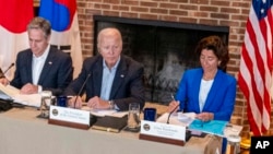 资料照：商务部长吉娜·雷蒙多(右)于2023年8月18日在戴维营参加美国总统乔·拜登主持的的美日韩峰会。国务卿安东尼·布林肯(左)同时出席。