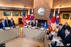 Presiden Joe Biden, tengah, Perdana Menteri Jepang Fumio Kishida, kanan, dan Presiden Korea Selatan Yoon Suk Yeol, kiri, bertemu pada 18 Agustus 2023, di Camp David. (Foto: AP)