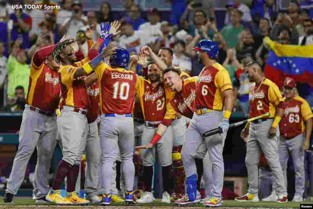 El venezolano Eduardo Escobar (10) celebra con sus compañeros de equipo después de conectar un jonrón durante la cuarta entrada contra Israel en LoanDepot Park, el 15 de marzo de 2023.