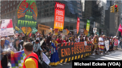 Участники климатического марша в Нью-Йорке призывают отказаться от ископаемого топлива, 17 сентября 2023 года
