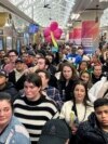 Putnici na Penn stanici u New Yorku, 9. decembra 2023., kreću na peron kako bi se ukrcali na voz New Jersey Transit. Američka vlada mijenja kako klasificira ljude prema rasi i etničkoj pripadnosti kako bi preciznije prebrojala stanovništvo.