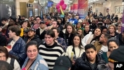 Putnici na Penn stanici u New Yorku, 9. decembra 2023., kreću na peron kako bi se ukrcali na voz New Jersey Transit. Američka vlada mijenja kako klasificira ljude prema rasi i etničkoj pripadnosti kako bi preciznije prebrojala stanovništvo.