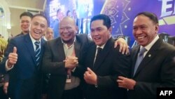 Mantan pemilik Inter Milan dan menteri BUMN, Erick Thohir (dua dari kanan) bersama Menpora Zainudin Amali (kanan), mantan ketua PSSI Mochamad Iriawan (kiri) dan La Nyalla Mahmud Mattalitti (kedua kiri) di Jakarta, 16 Februari 2023. (Foto: ANDI KURNIAWAN/AFP)