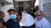 Miembros del grupo de ayuda World Central Kitchen transportan el cuerpo de uno de los seis trabajadores humanitarios extranjeros que murieron en un ataque israelí, en la morgue de un hospital en Rafah, el 3 de abril de 2024.