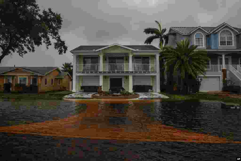 El agua casi alcanzaba las casas a lo largo de Shore Drive East, en Oldsmar, Florida, mientras el huracán Debby pasa por la zona de la Bahía de Tampa,&nbsp;la mañana del 5 de agosto de 2024.&nbsp;