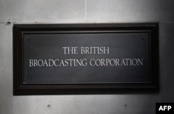 Tanda di pintu masuk di kantor pusat BBC di Broadcasting House di pusat kota London, 6 Oktober 2022. (Justin TALLIS / AFP)