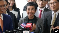 Jurnalis Maria Ressa, Pemenang Hadiah Nobel Perdamaian 2021 dan CEO Rappler, berbicara kepada wartawan setelah dibebaskan oleh Pengadilan Regional Pasig dalam kasus penghindaran pajak di kota Pasig, Filipina, 12 September 2023.