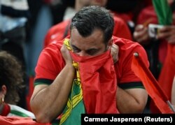 Penggemar Portugal terlihat sedih setelah Tim Selecao kalah dalam adu penalti saat melawan Prancis pada laga Euro 2024, Jerman, 5 Juli 2024. (Foto: REUTERS/Carmen Jaspersen)