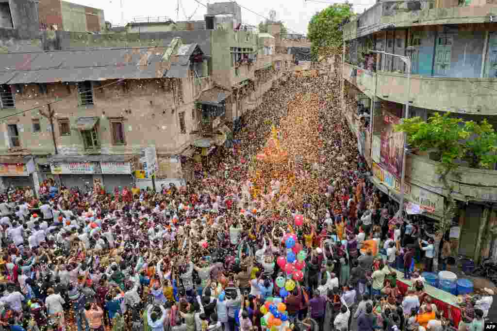 Хиндусите учествуваат во годишната Рата Јатра (верска поворка) на Господ Јаганнат во Ахмедабад, Индија.