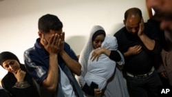 一家巴勒斯坦人在加沙南部拉法的家中哀悼在以色列轰炸中丧生的亲人。（2024年4月4日）
