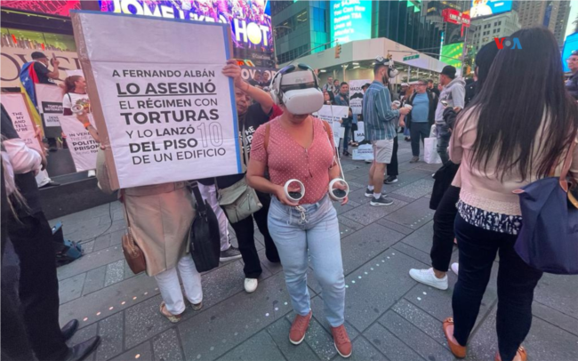 En denuncia se tornó la exhibión del proyecto de realidad vitual en Time Square, Nueva York, a donde concurrieron venezolanos que buscan visibilizar la realidad detrás de la cárcel El Helicoide.