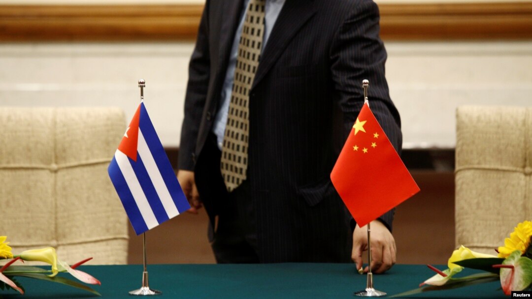 Bendera China dan Kuba terlihat di di Beijing, China, 29 Mei 2019. (Foto: REUTERS/Florence Lo)