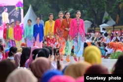 Acara “Istana Berkebaya” diramaikan dengan keikutsertaan puluhan Putri Indonesia dan None Jakarta, komunitas Perempuan Berkebaya, dan bahkan pemimpin redaksi perempuan, Minggu (6/8). (Courtesy: Setpres RI)