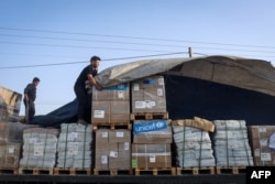 A man unloads humanitarian aid as a convoy of trucks enters the Gaza Strip from Egypt via the Rafah border crossing, October 21, 2023. (Photo: AFP)