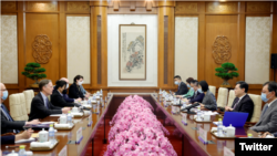 中國國務委員兼外交部長秦剛與美國駐中國大使伯恩斯在北京舉行會晤。（2023年5月8日，照片來自伯恩斯大使官方推特）