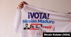 Sandovalhavismo, activista del c sostiene una franela con propaganda a favor de Maduro, que quiere proyectarse a 18 años en el poder.
