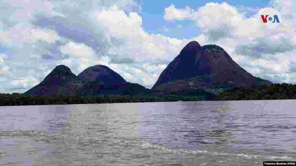 Los Cerros de Mavecure son unas de las montañas más antiguas de Latinoamérica y se encuentran a unos 50 kilómetros de Puerto Inírida, en el departamento de Guainía (Colombia). Están conformados por tres monolitos de granito llamados: el Monte Pajarito (712m), Monos (480m), y Mavecure (170m). Gracias a su altura, propios y turistas pueden disfrutar de una espectacular vista de la selva y de los ríos que los rodean.&nbsp;