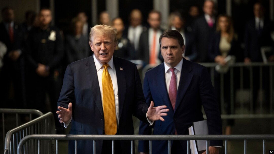 El expresidente Donald Trump habla con los medios de comunicación mientras los jurados comienzan las deliberaciones en su juicio por dinero secreto en el tribunal penal de Manhattan, el miércoles 29 de mayo de 2024, en Nueva York. Su abogado Todd Blanche (derecha) escucha. 