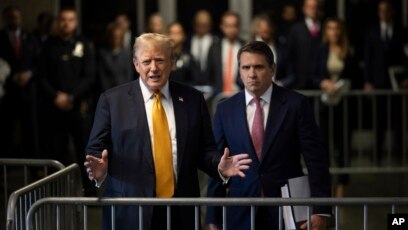 Ish-presidenti Trump duke folur me gazetarët ndërsa juria ka filluar procesin e shqyrtimit (29 maj 2024)