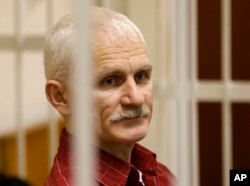 Ales Bialiatski, en una celda para acusados, durante una sesión judicial anterior en Minsk, capital Bielorrusia, el 2 de noviembre de 2011.