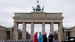 Gjatë ceremonisë zyrtare të mirëpritjes në Portën e Brandenburgut, në Berlin (29 mars 2023)