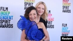 Aktor Michelle Yeoh dan Cate Blanchett menghadiri Independent Spirit Awards ke-38 di Santa Monica, California, AS, 4 Maret 2023. (REUTERS/Aude Guerrucci)