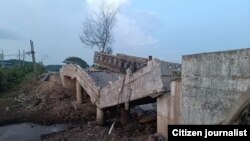 သထုံနဲ့ ဘီးလင်းမြို့နယ်ကြား ရန်ကုန်-မော်လမြိုင် ကားလမ်းပေါ်မှာရှိတဲ့ ကျုံအိတ် တံတား မေလ ၁၁ ရက်နေ့ မနက်အစောပိုင်းမှာ မိုင်းခွဲခံရ။ (Photo: Citizen Journalist)