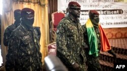Kanali Mamady Doumbouya (wa pili kulia) alipokuwa akiingia Ikulu kwa ajili ya mazungumzo na viongozi wa kidini katika mji mkuu wa Guinea, Septemba 14, 2021. Picha na JOHN WESSELS / AFP. 