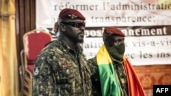 Le Colonel Mamadi Doumbouya (g) au Palais du Peuple à Conakry le 14 septembre 2021. 