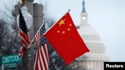 FILE: Bendera China dan AS menghiasi sepanjang jalan Pennsylvania Avenue dekat gedung Capitol AS di Washington DC, selama kunjungan kenegaraan Presiden China Hu Jintao, 18 Januari 2011. (REUTERS/Hyungwon Kang)