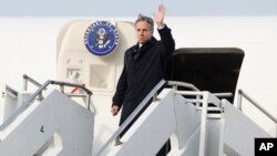 El secretario de Estado de Estados Unidos, Antony Blinken, desembarca de su avión cuando llega para asistir a la tercera Cumbre para la Democracia, en la Base Aérea de Osan, en Pyeongtaek, Corea del Sur, el 17 de marzo de 2024.