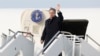 Американскиот државен секретар Ентони Блинкен се симнува од на пристигнувањето на третиот Самит за демократија, во воздухопловната база Осан, во Пјонгтаек, Јужна Кореја, 17 март 2024 година.