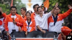 Pita Limjaroenrat (depan, baju putih) pimpinan Partai Melangkah Maju (MFP), melambaikan tangan kepada para pendukungnya, di Bangkok, Senin, 15 Mei 2023. 