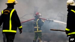 ARCHIVO - Los bomberos trabajan para apagar un incendio mortal en una gran instalación de almacenamiento de petróleo en Matanzas, Cuba, el 9 de agosto de 2022.