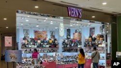 Orang-orang berbelanja di gerai Vern's di sebuah pusat perbelanjaan di Kuala Lumpur, Malaysia, Senin, 8 April 2024. (AP/Vincent Thian)