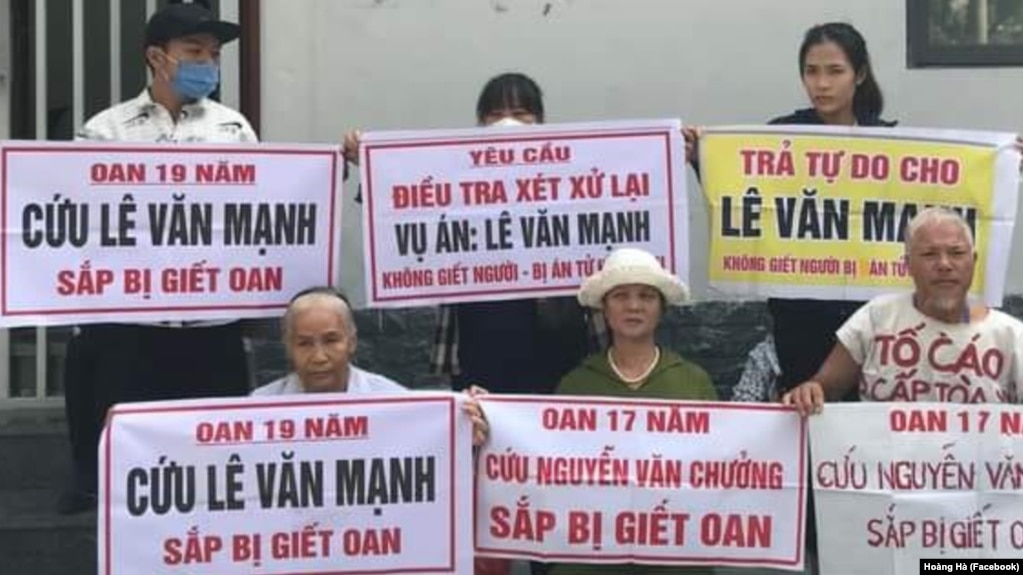 Gia đình kêu oan cho Lê Văn Mạnh trước văn phòng tiếp dân của Chính phủ Việt Nam ở Hà Nội trước khi tử tù này bị hành quyết hôm 22/9.